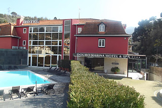Uma noite em quarto duplo com pequeno-almoço para 2  | Douro Marina Hotel & Spa (Resende, Viseu)