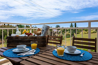 Uma noite em quarto duplo com pequeno-almoço para 2 em Placid Village em Carvoeiro (Faro)