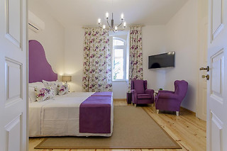 Duas noites em quarto duplo com pequeno-almoço para 2 em Villa Rio Guest House Suites em Portimão (Faro)