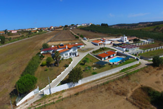 Uma noite com pequeno-almoço para 2 adultos e 2 crianças | Quinta do Forno (Torres Vedras)