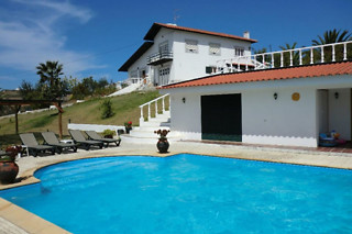 Uma noite com pequeno-almoço para 2 adultos e 2 crianças | Quinta do Forno (Torres Vedras)