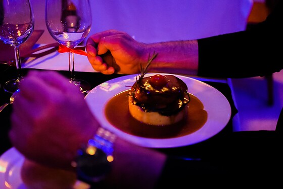 Jantar (Menu Vip) + Espectáculo de Dança Sensual para 2 | Magic Moments Restaurant & Dance Club (Porto)