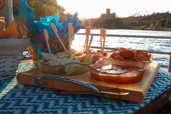 Passeio de barco solar pelo rio Tejo + Entrada no castelo de Almourol para 3 | Tritejo, Tancos (Santarém)