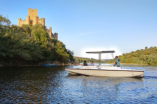 Passeio de barco solar pelo rio Tejo + Entrada no castelo de Almourol para 3 | Tritejo, Tancos (Santarém)