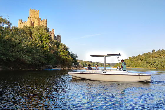 Passeio de barco solar pelo rio Tejo + Entrada no castelo de Almourol para 3 | Tritejo, Tancos (Santarém)