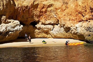 Passeio de caiaque da Praia da Marinha à Gruta de Benagil | 2 Adultos - 2h | RM Tours - Lagoa